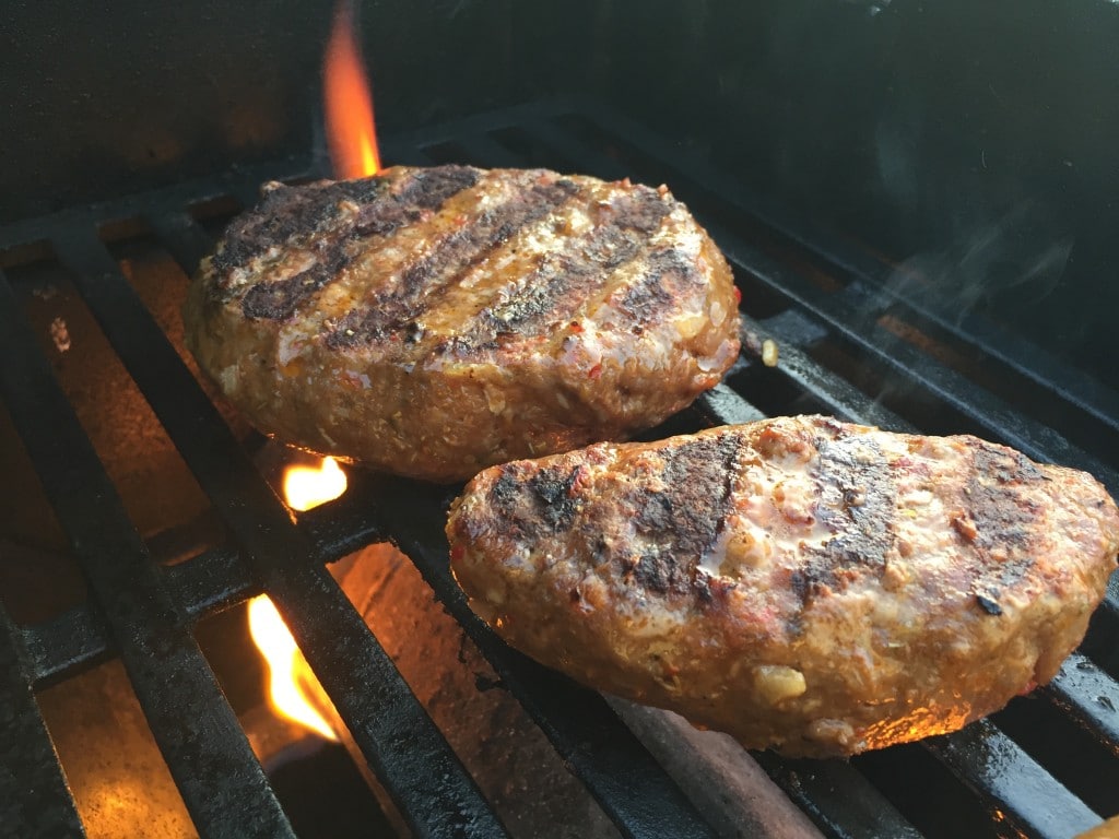 Pljeskavica mit Schafskäse vom Grill | Futterattacke.de