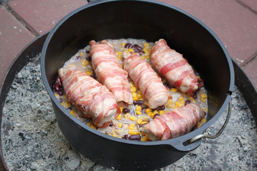 Hähnchenbrust mit Bananen und Mais aus dem Dutch Oven Futterattacke.de