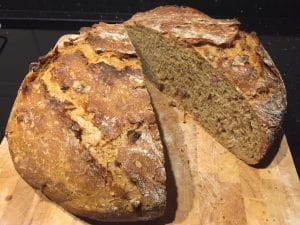 Rustikales Tiroler Bauernbrot mit Röstzwiebeln