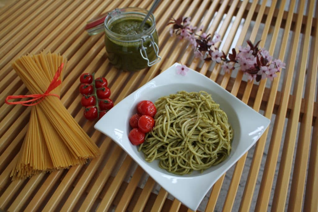 Spaghetti mit BärlauchPesto (mit Strategie gegen bitteres Pesto