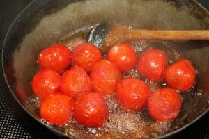 Tomaten mit Zucker und Rotweinessig anbraten