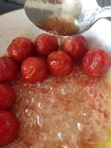 Tomaten mit Zucker und Rotweinessig anbraten