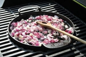 Zwiebeln in der Pfanne von Weber anbraten