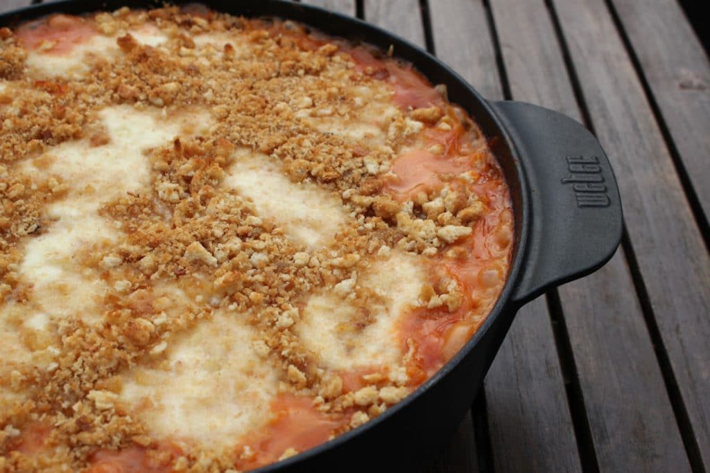 Nudelauflauf aus dem Dutch Oven vom Gasgrill | Futterattacke.de