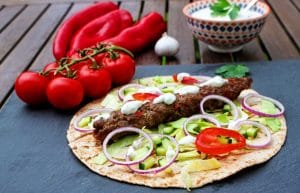 Adana Kebab im Fladenbrot mit Gemüse