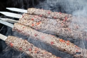 Adana Kebab grillen über Holzkohle