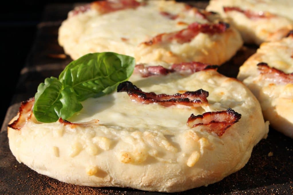 Pizzabrot mit Bacon und Grillgemüse vom Gasgrill | Futterattacke.de