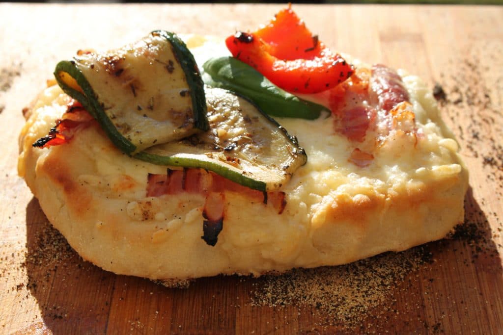 Pizzabrot mit Bacon und Grillgemüse vom Gasgrill | Futterattacke.de