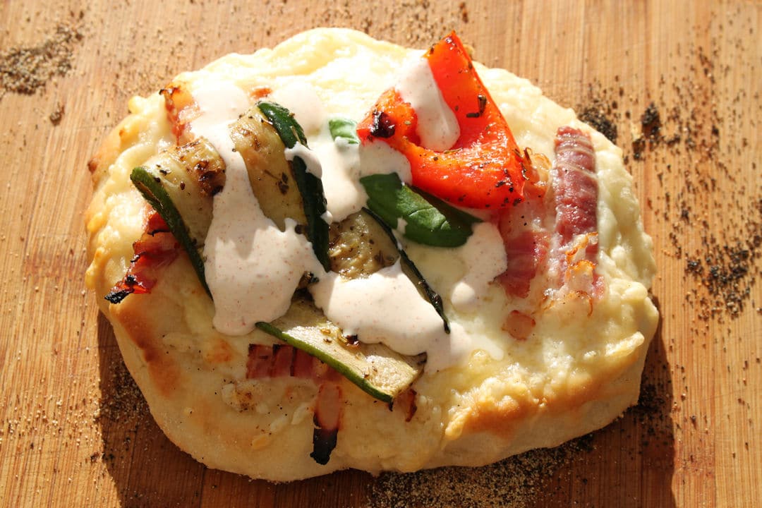 Pizzabrot mit Bacon und Grillgemüse vom Gasgrill | Futterattacke.de