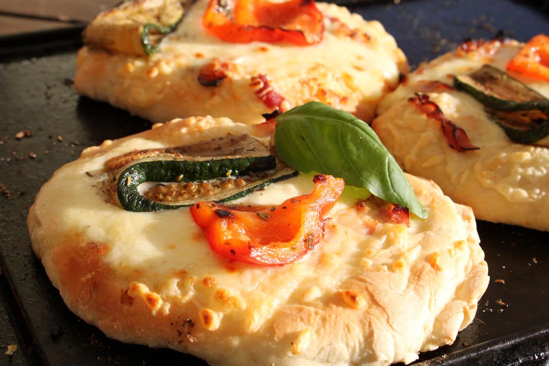 Pizzabrot mit Bacon und Grillgemüse vom Gasgrill | Futterattacke.de