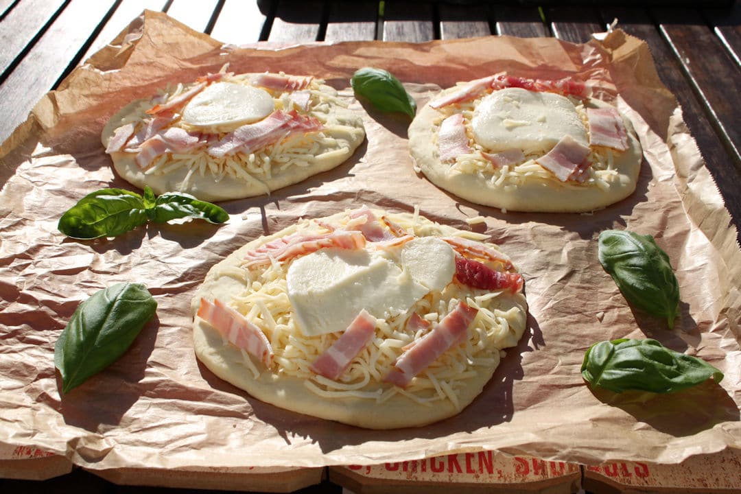 Pizzabrot mit Bacon und Grillgemüse vom Gasgrill | Futterattacke.de
