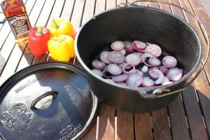 Zwiebeln im Dutch Oven