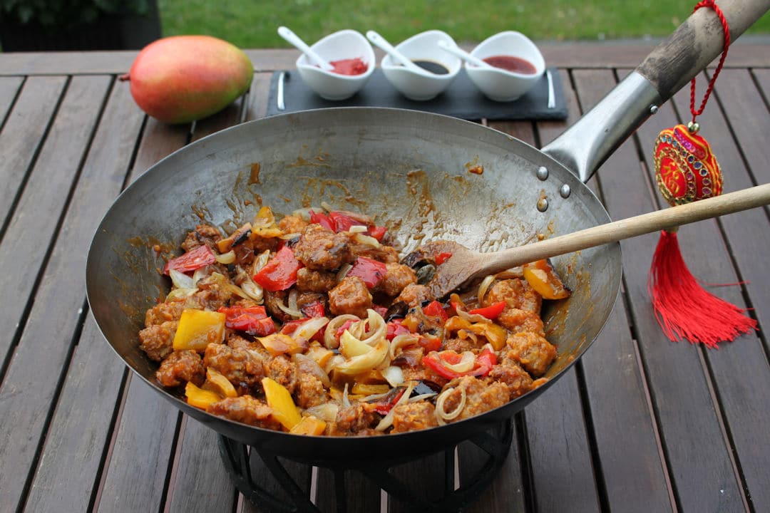 Aus dem Wok: Frittiertes Schweinefleisch in Mango Sauce | Futterattacke.de