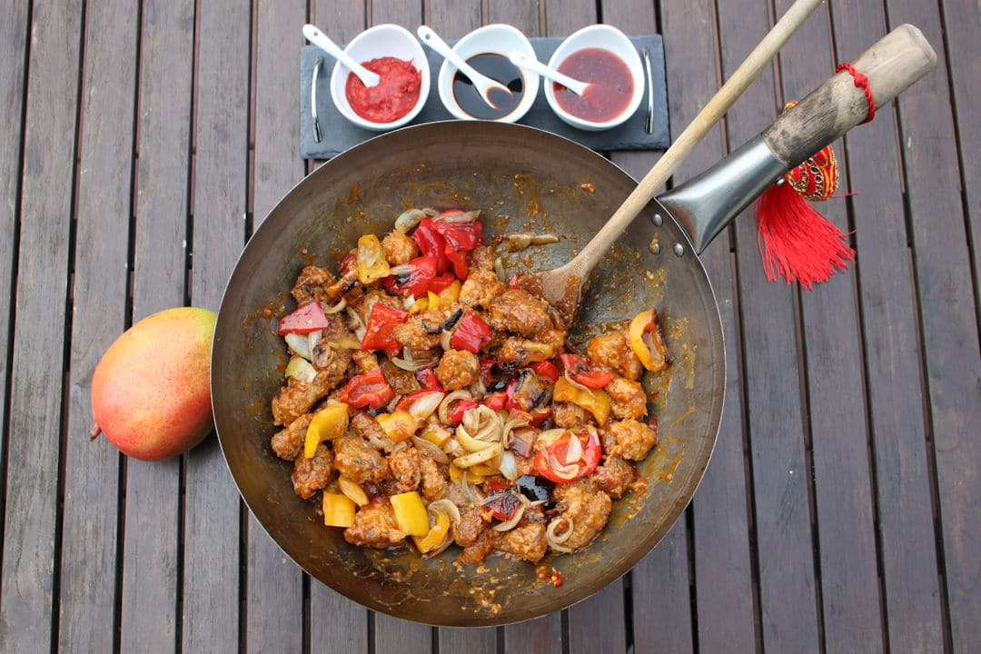 Aus dem Wok: Frittiertes Schweinefleisch in Mango Sauce | Futterattacke.de