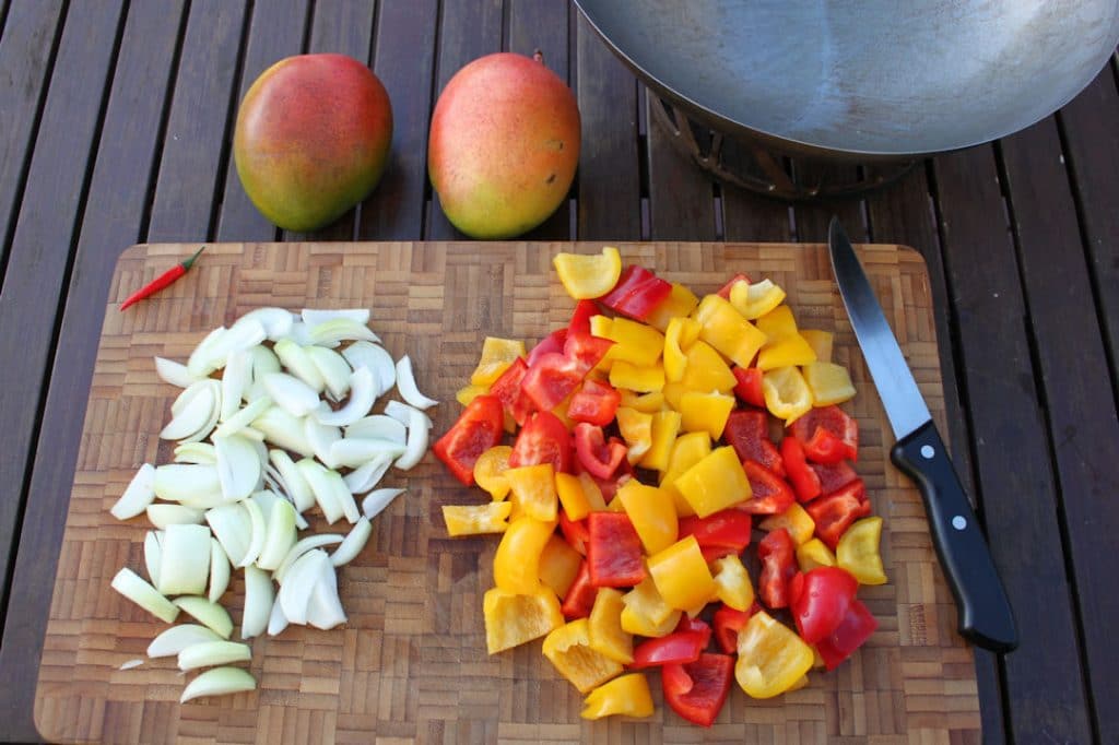 Aus dem Wok: Frittiertes Schweinefleisch in Mango Sauce | Futterattacke.de