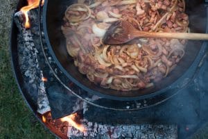 Zwiebeln anbraten im Dutch Oven