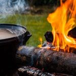 Der Dutch Oven auf dem Holzkohlefeuer