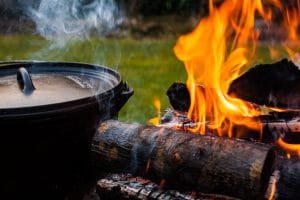 Der Dutch Oven auf dem Holzkohlefeuer