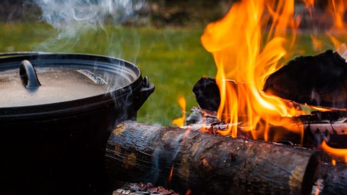 Der Dutch Oven auf dem Holzkohlefeuer