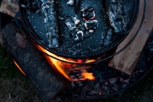 Der Dutch Oven auf dem Holzkohlefeuer
