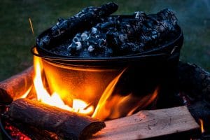 Der Dutch Oven auf dem Holzkohlefeuer