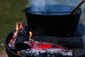 Der Dutch Oven auf dem Holzkohlefeuer