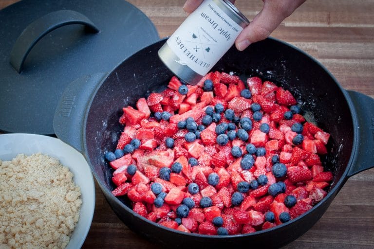 Obst-Crumble aus dem Dutch-Oven | Futterattacke.de