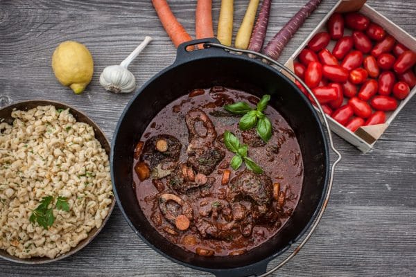 Ossobuco Aus Dem Dutch Oven Mit Sp tzle Futterattacke de