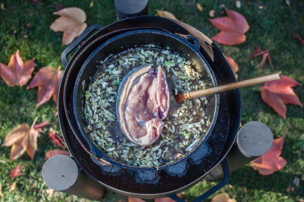 Schinkenbraten mit Bayrisch Kraut aus dem Dutch Oven | Futterattacke.de