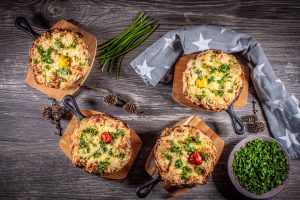 Gebackene Hackbällchen auf Brötchenteig