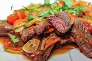 Rindfleisch mit Gemüse aus dem Wok