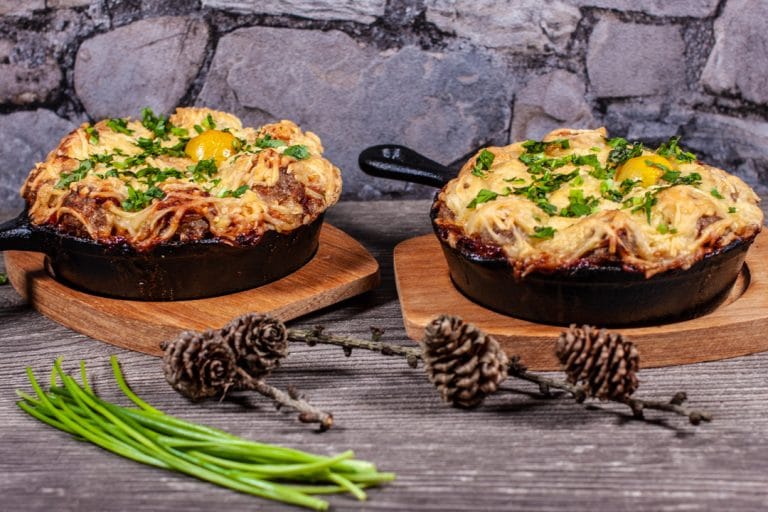 Gebackene Hackbällchen auf Brötchenteig | Futterattacke.de