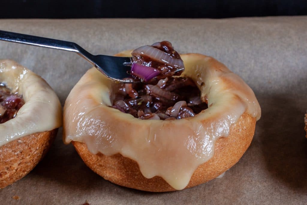 Zwiebelsuppe im Sonntagsbrötchen