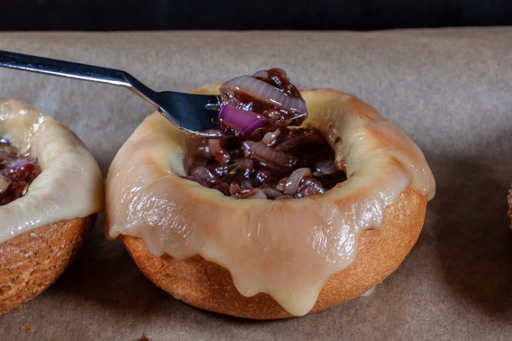 Zwiebelsuppe im Sonntagsbrötchen