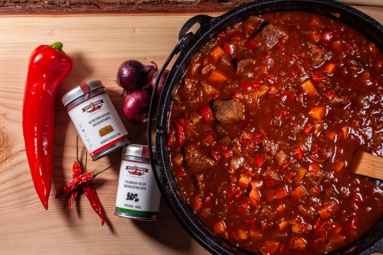 Gulasch aus dem Dutch Oven Futterattacke.de
