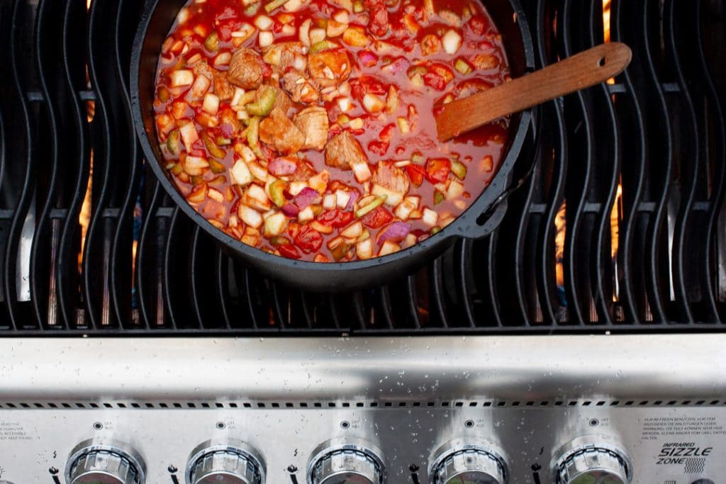 Gulasch aus dem Dutch Oven Futterattacke.de