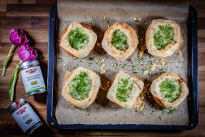 Zwiebelsuppe im Sonntagsbrötchen