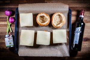 Zwiebelsuppe im Sonntagsbrötchen