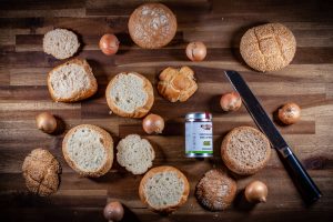 Zwiebelsuppe im Sonntagsbrötchen