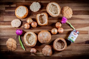 Zwiebelsuppe im Sonntagsbrötchen