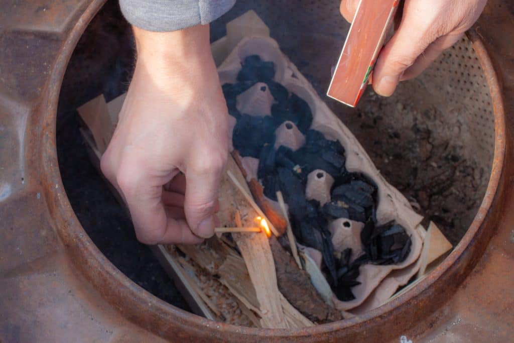 Feuertonne anzünden