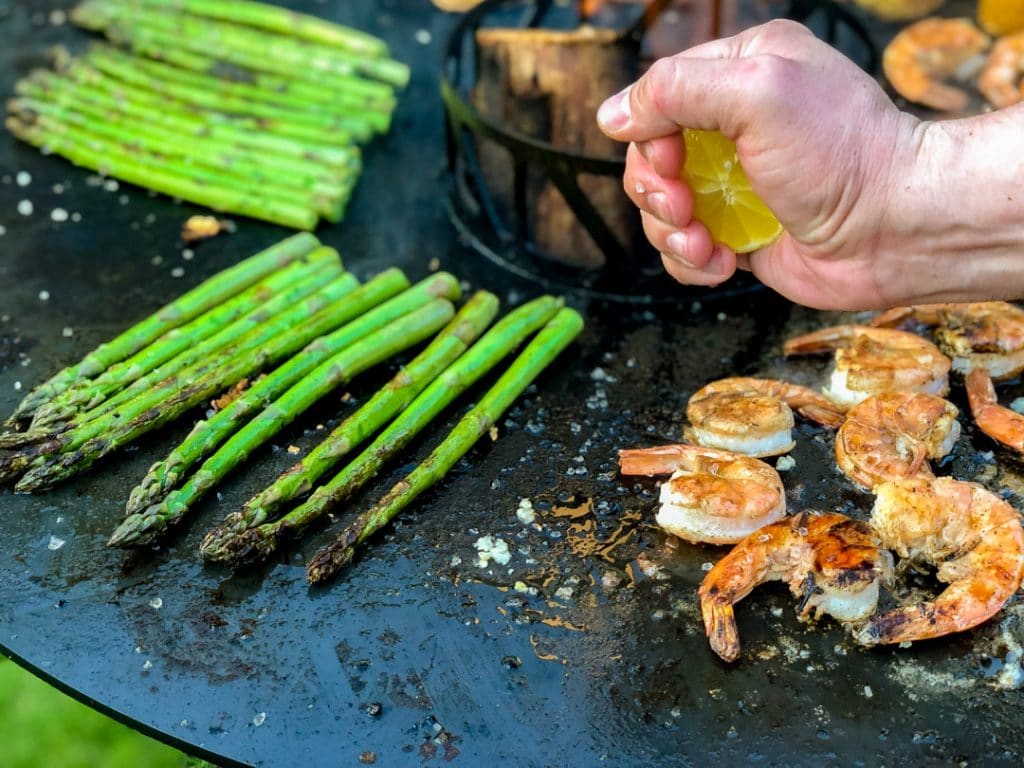 Garnelen mit Spargel von der Feuerplatte