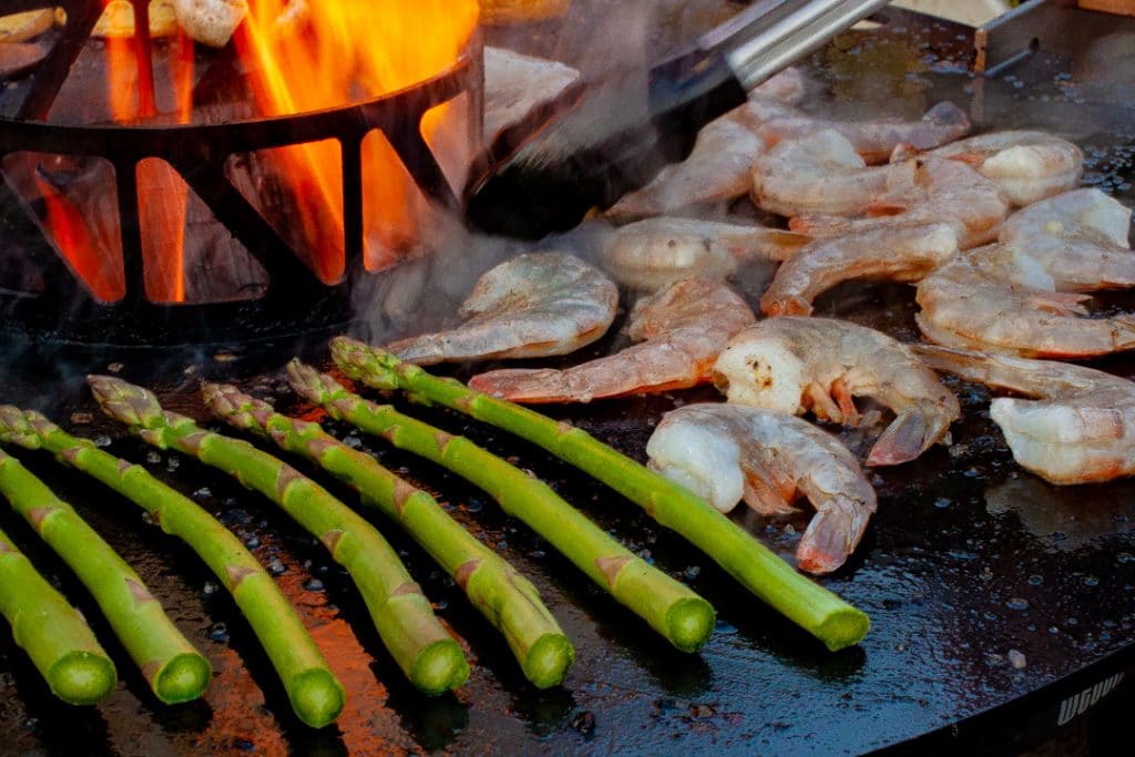 Garnelen mit Spargel von der Feuerplatte