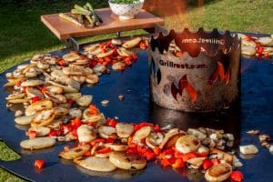 Bratkartoffeln und Fisch von der Feuerplatte