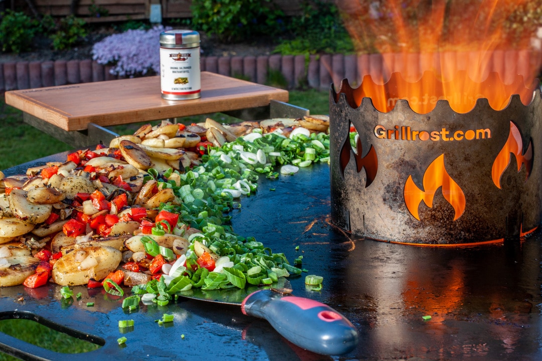 Bratkartoffeln Frühlingszwiebeln Feuerplatte