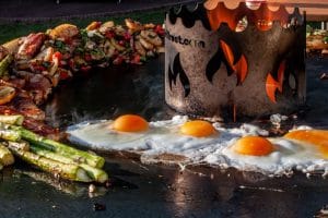 Bratkartoffeln Spiegelei Spargel Feuerplatte