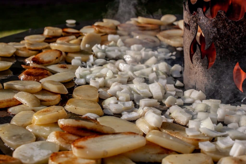 Bratkartoffeln auf der Feuerplatte