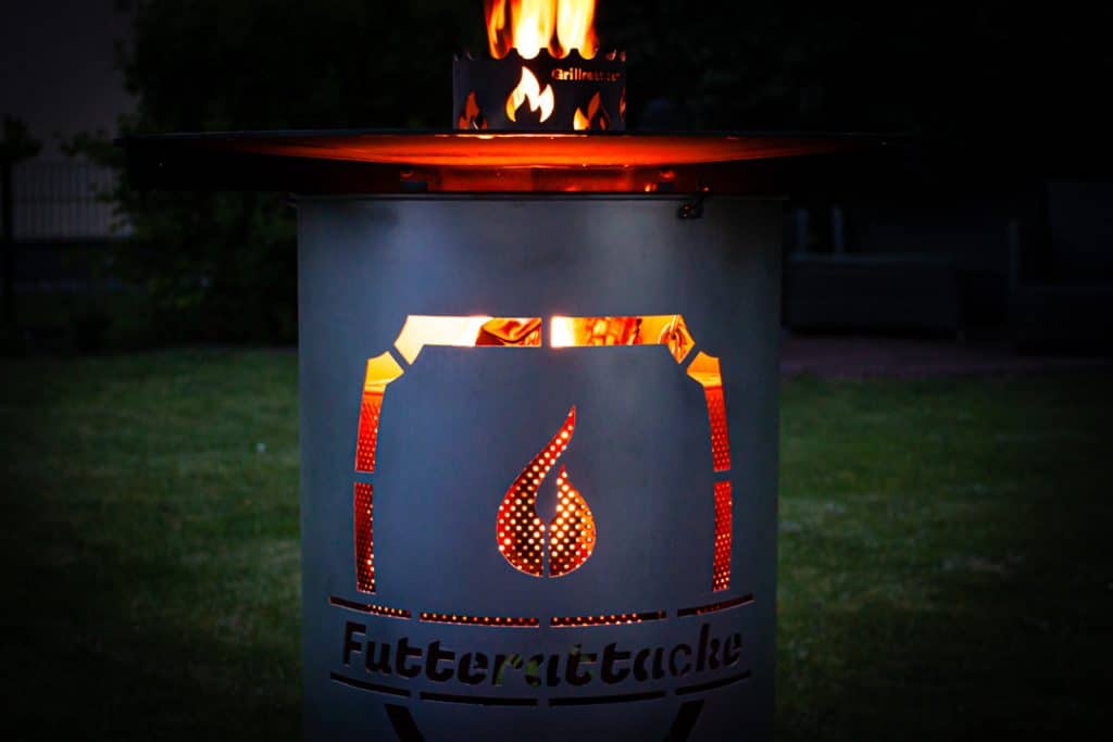 Feuerplatte mit Feuertonne