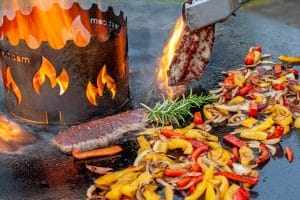 Flanksteak und Gemüse auf der Feuerplatte