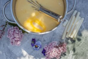 Spargelsuppe mit Butter